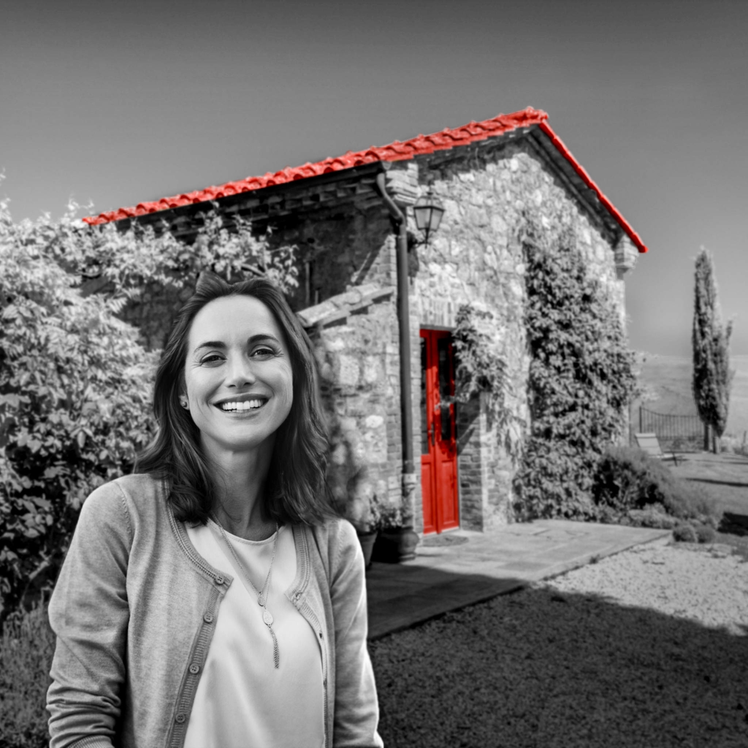 lachende vrouw poserend voor haar recreatiewoning die ze wilt verzekeren bij Hiscox