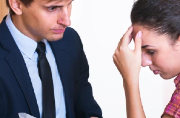 Vrouw en man bespreken zakelijke problemen